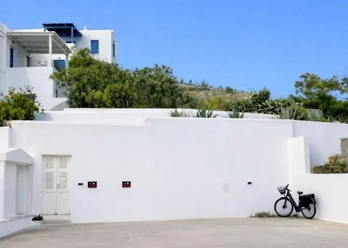 With Seaviews Walk To Town & Villa *